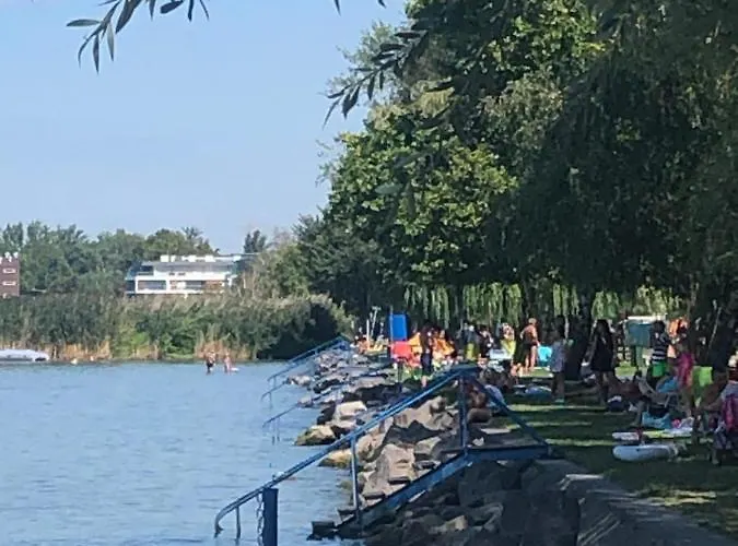 House For 6 Ppl At Balaton שיופוק